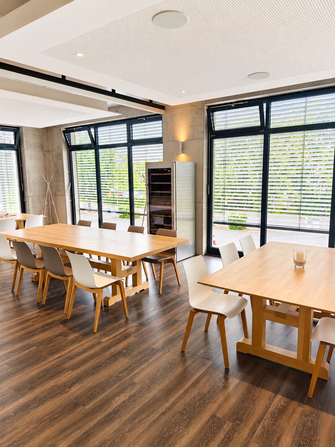 Bright seminar room with wooden tables at Kochwerk Berlin